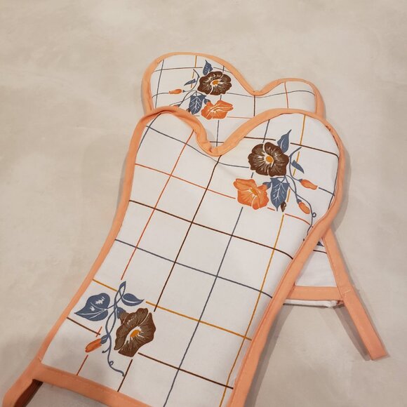 Vintage white and orange oven mitts - Picture 3 of 9